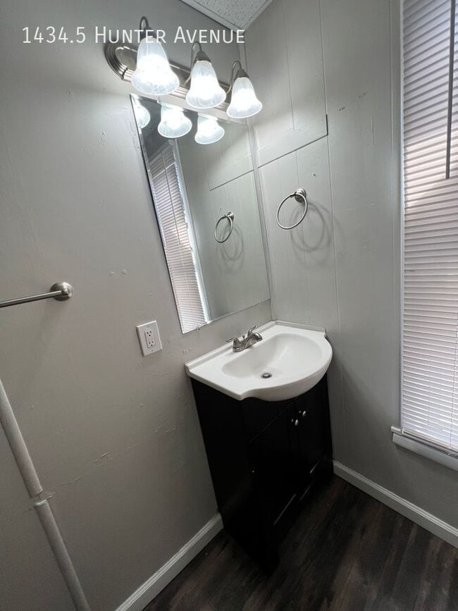 Building Photo - 1 Bed 1 Bath Close to Campus, Available Fa...