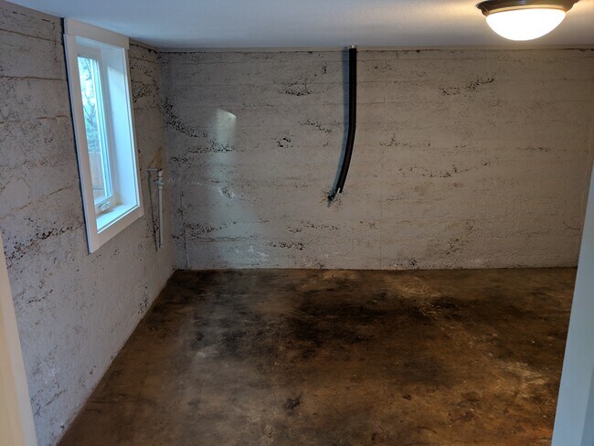 Dormitorio en el sótano (armario, fuente de calefacción y ventana de salida de emergencia) - 7138 N Central St