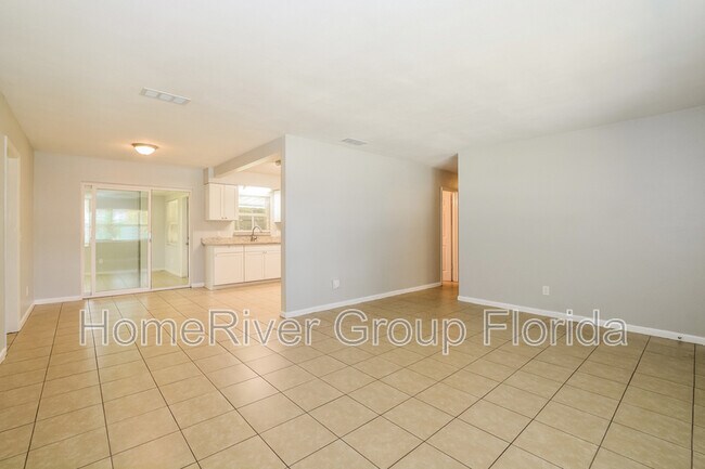 Foto del edificio - 121 Longfellow Rd