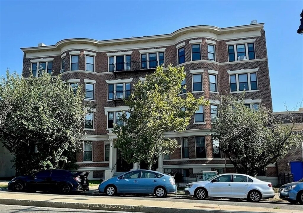 Primary Photo - 1682 Commonwealth Ave