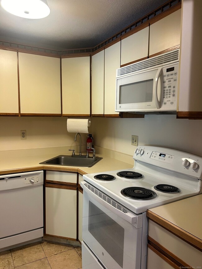 Building Photo - 421 Tolland St