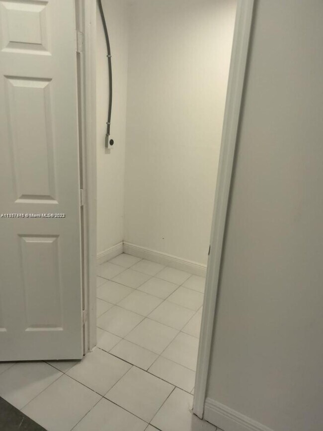 Foto del edificio - 7006-7008 NW 78th Ave