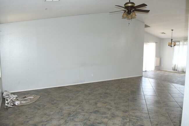 Building Photo - Ideal 4 Br 2 Ba 2 Car Garage Home with SOLAR Near Greenway and Loop 303 in Surprise