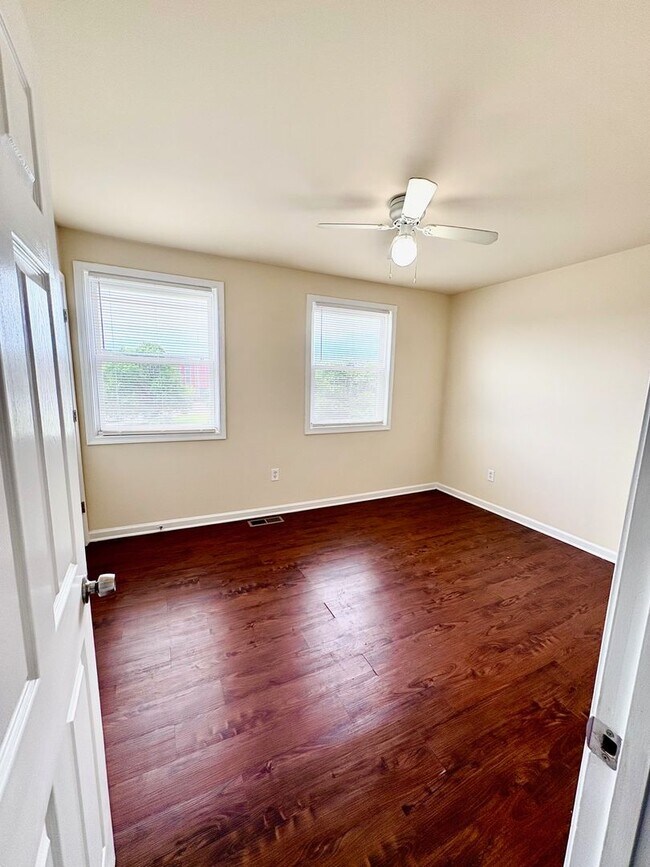 Foto del edificio - Spacious 4-Bedroom Townhome – Newly Renova...