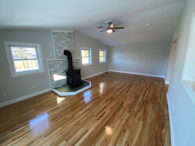 Great Room with Vaulted Ceilings - 3299 Mohawk St