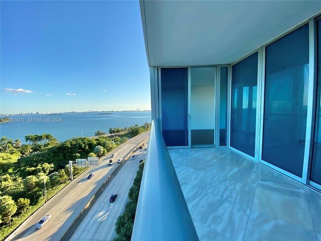 Foto del edificio - 601 NE 36th St