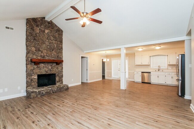 Foto del edificio - 105 Interlaken Pl