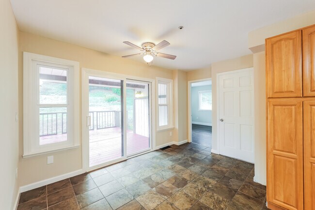 Foto del edificio - 105 Hampton Rd