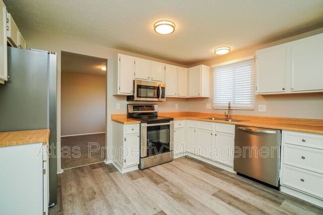 Building Photo - 921 Noyes Dr