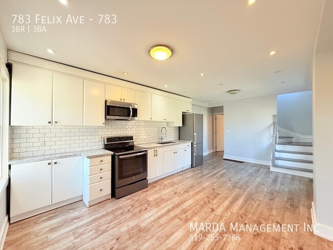 Building Photo - SPACIOUS 3BEDROOM/2.5 BATH SEMI-DETACHED H...