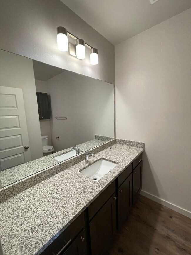 Foto del edificio - Beautiful New Townhome Located South of To...