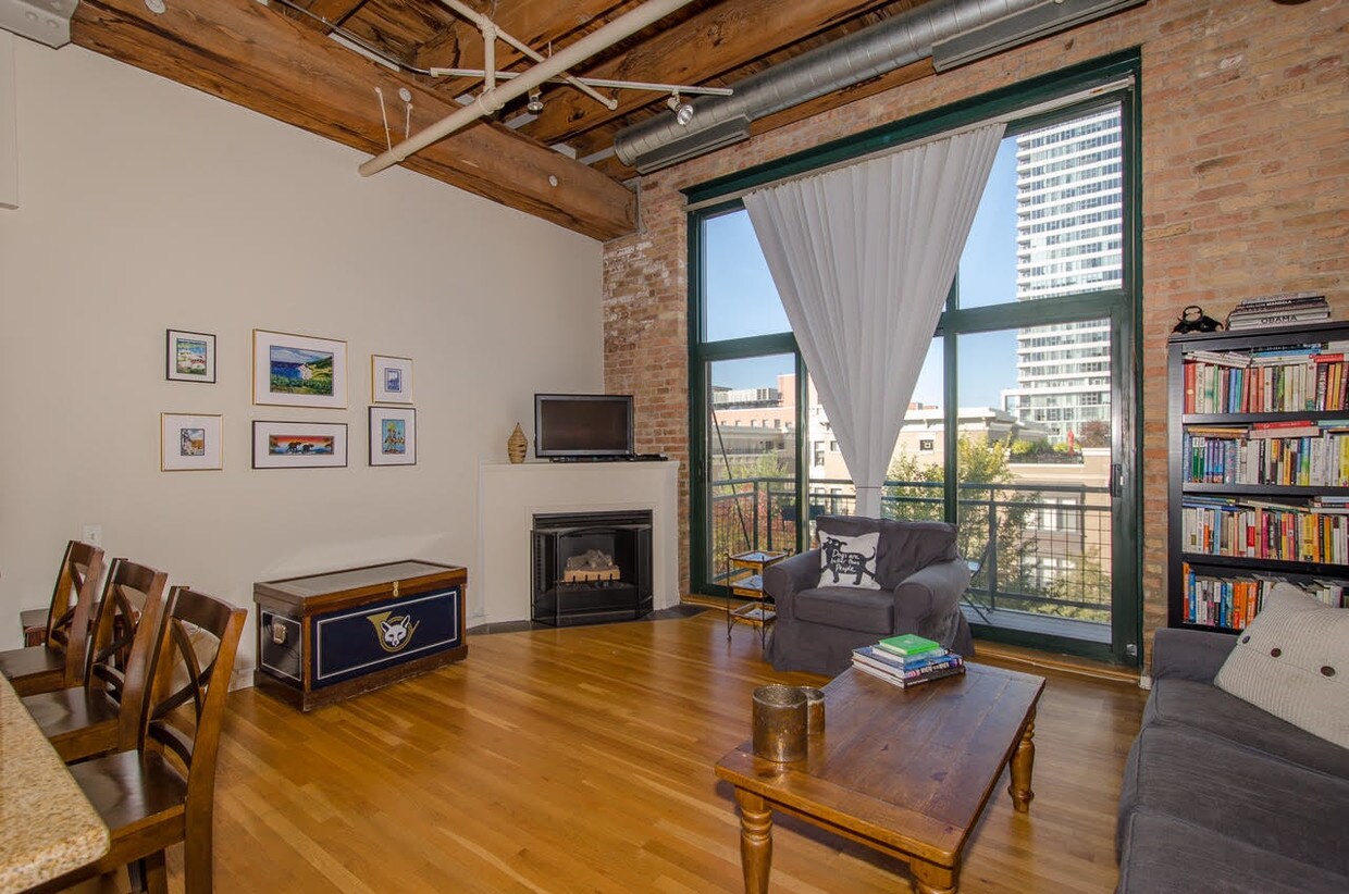 Foto principal - 1727 S Indiana Ave