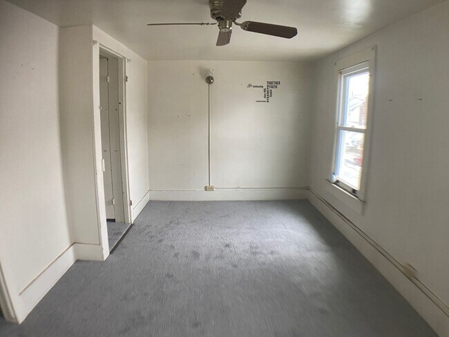 Building Photo - 3 Bedroom 1 Bath