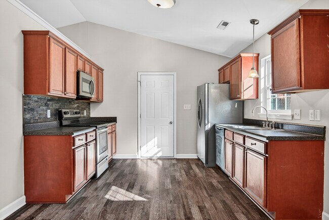 Building Photo - 130 Woodbury Farm Dr