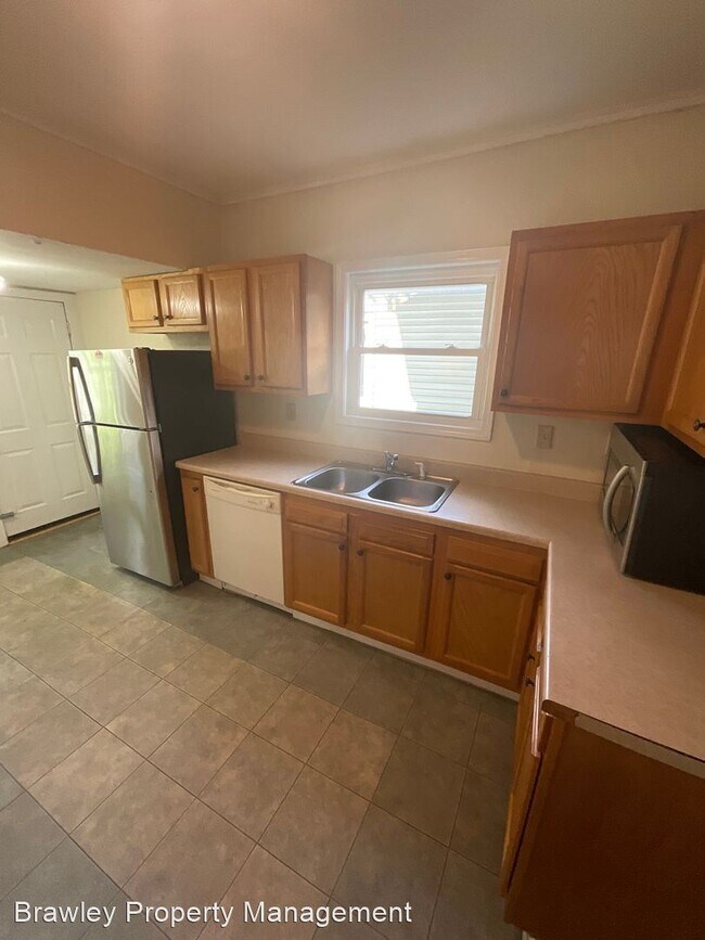 Building Photo - 4 br, 2 bath House - 316 E. 7th St