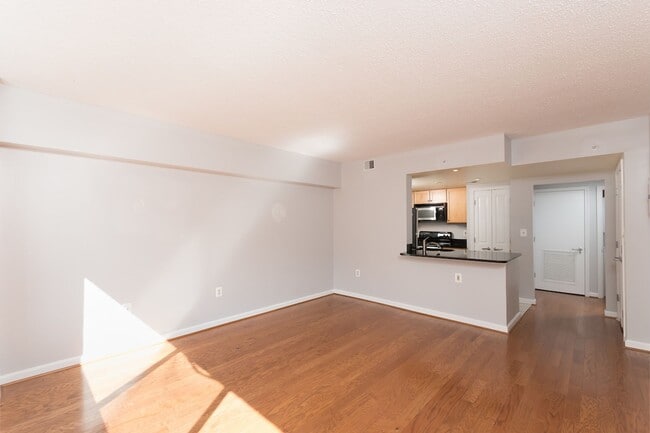 Logan Circle Condo | 1 Bed | 1 Bath | 625 Sf - Logan Circle Condo | 1 Bed | 1 Bath | 625 Sf