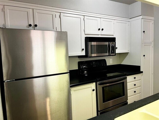 Foto del edificio - 823 Cardinal Creek Blvd