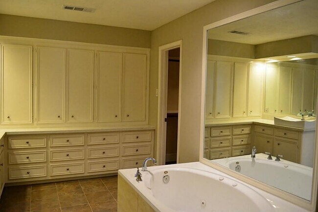 Foto del edificio - 2127 Manor Green Dr