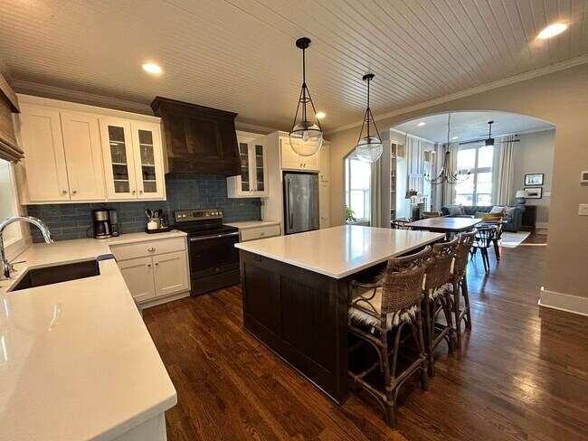 Cocina grande con electrodomésticos de acero inoxidable, triturador de basura, lavavajillas y una enorme despensa. - 405 E 32nd Ave