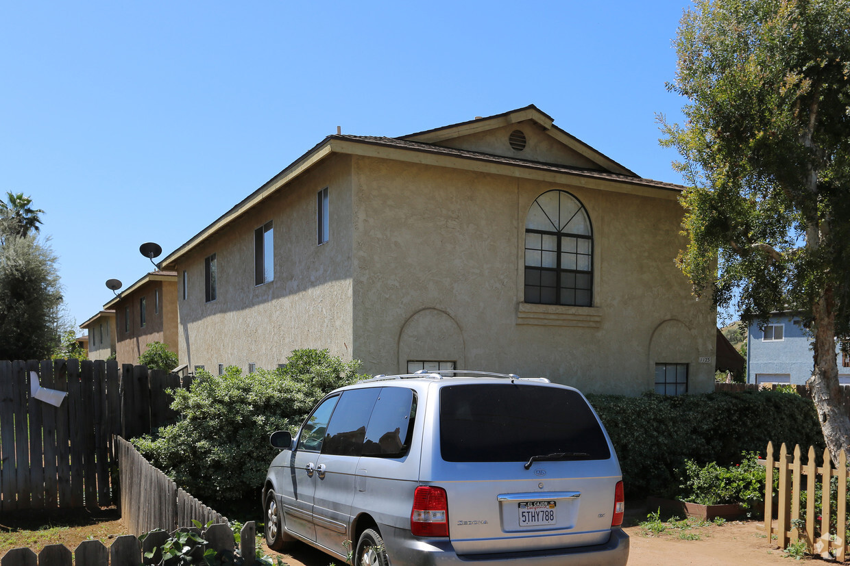 Building Photo - 1123 Persimmon Ave