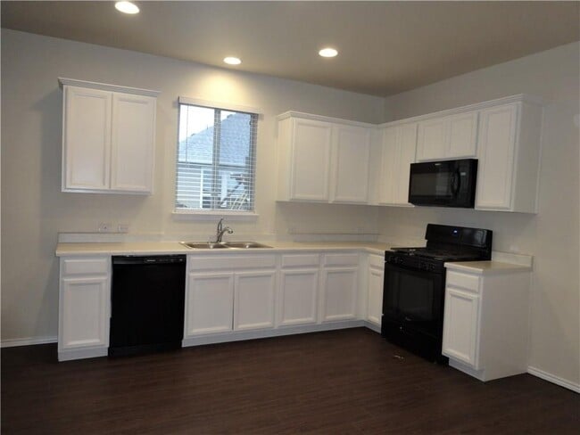 Building Photo - 100 Carlina Lp