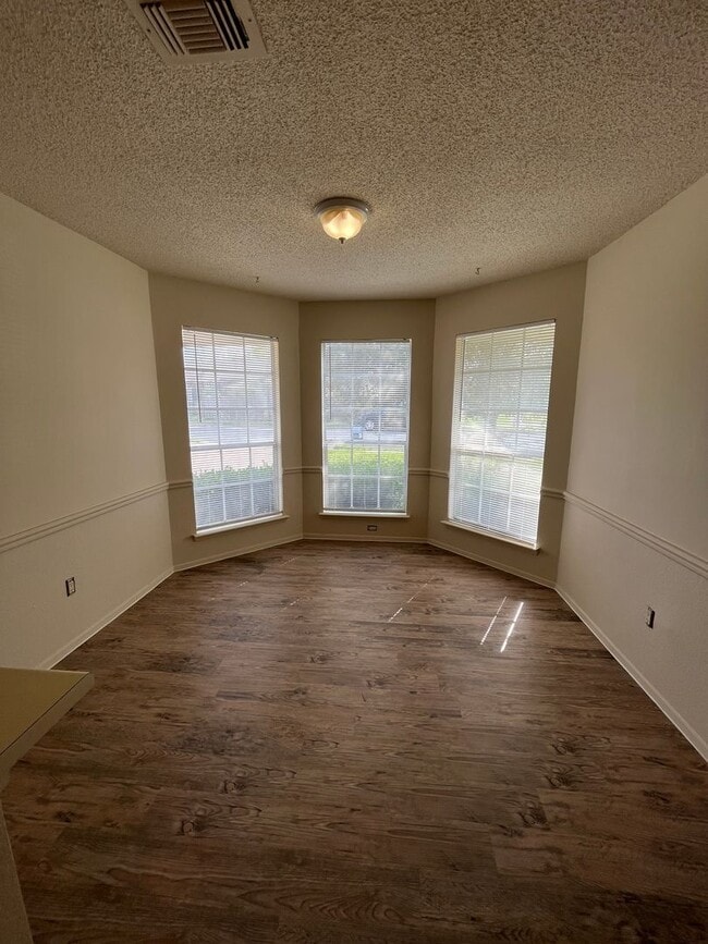 Building Photo - PREALEASING FOR APRIL! 3 bedroom with Patio Great for Entertainment!