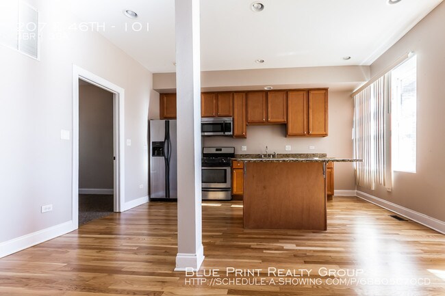 Foto del edificio - 3 BEDROOM 2.5 BATHROOM DUPLEX DOWN