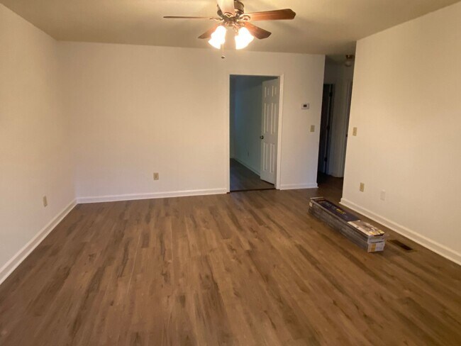 Foto del edificio - 2 Bedroom 1 Bath duplex, new flooring, new paint