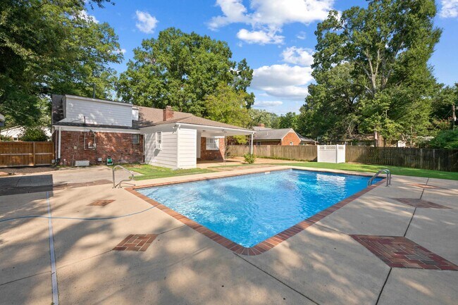 Building Photo - 1539 Brookside Dr