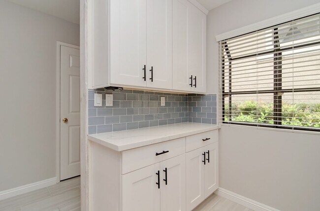 Foto del edificio - Remodeled Irvine Lakes Townhouse