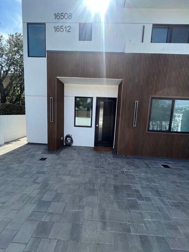 Foto del edificio - 16510 San Fernando Mission Blvd