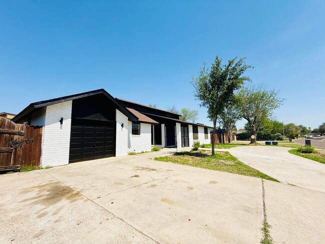 Building Photo - 907 Sandy Ln