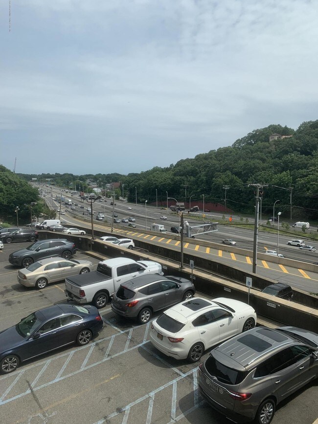 Foto del edificio - 755 Narrows Rd N