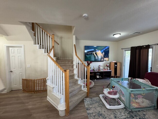 Building Photo - Beautiful 3-Bedroom Townhome in Gated Hend...