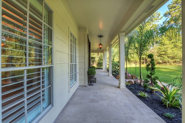 Foto del edificio - 10819 Lake Windcrest Blvd