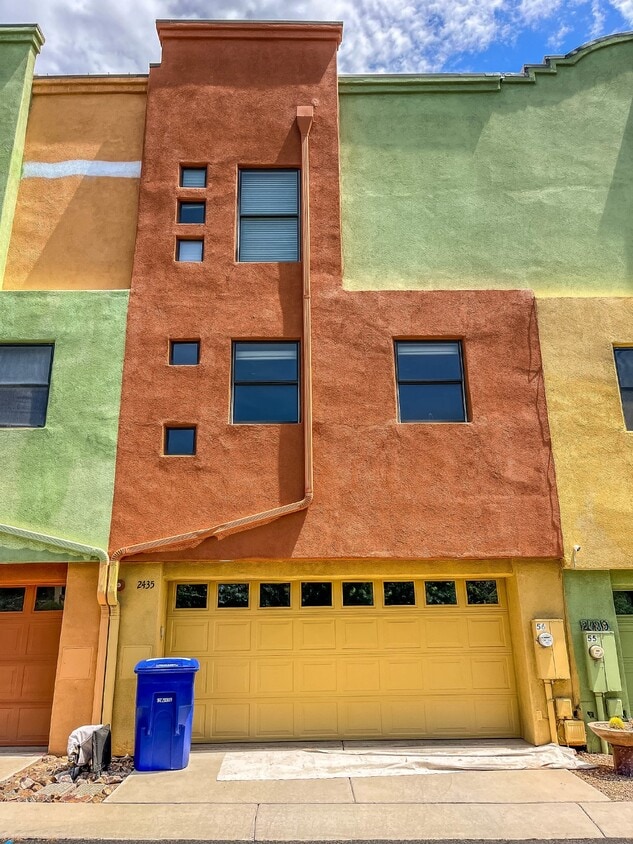 Primary Photo - 3 Story townhome