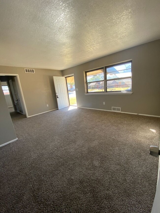 Building Photo - 5 BED HOUSE in MOORE