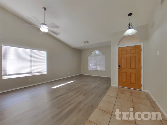 Foto del edificio - 5521 N 103rd Dr