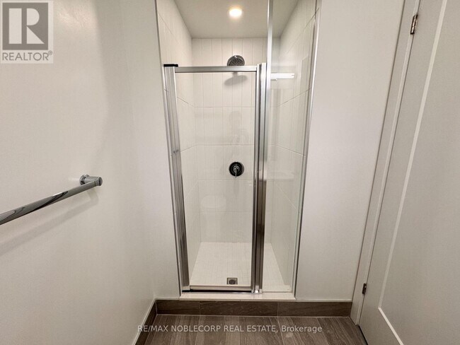 Photo du bâtiment - 801 The Queensway