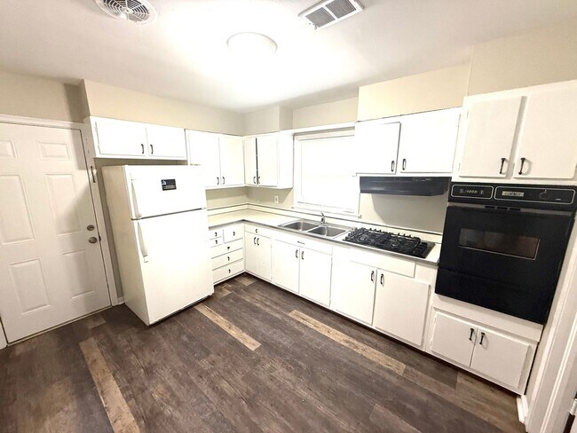 Building Photo - ** 3 Bed 1 Bath located in Grove Hill Estates ** Call 334-366-9198 to schedule a self tour