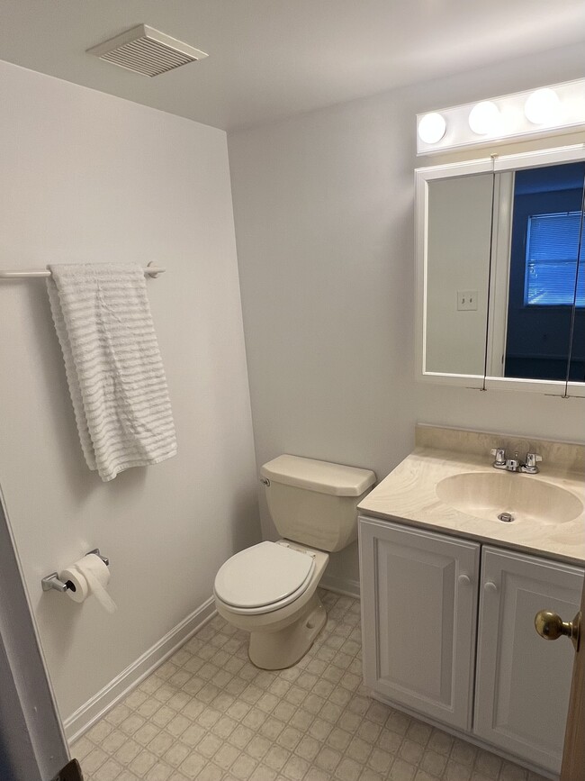 Building Photo - 500 Chapel Ct