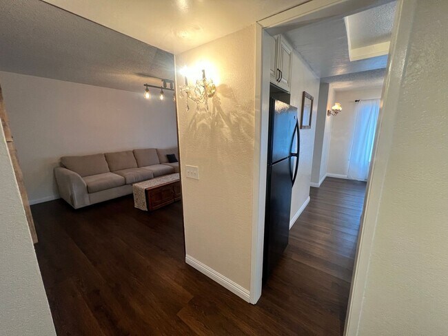 Foto del edificio - Large 1BR/1BA Updated End Unit (Upper Floor) Condo in Alpine Oaks