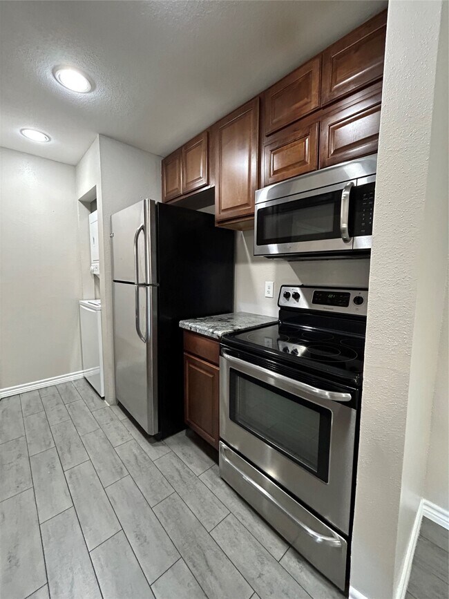 Foto del edificio - 3300 Pebblebrook Dr