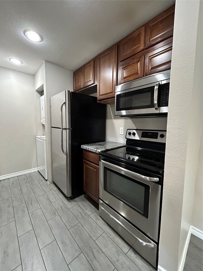 Building Photo - 3300 Pebblebrook Dr