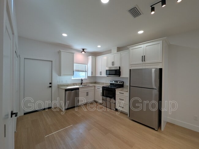 Building Photo - 2984A Russ Street