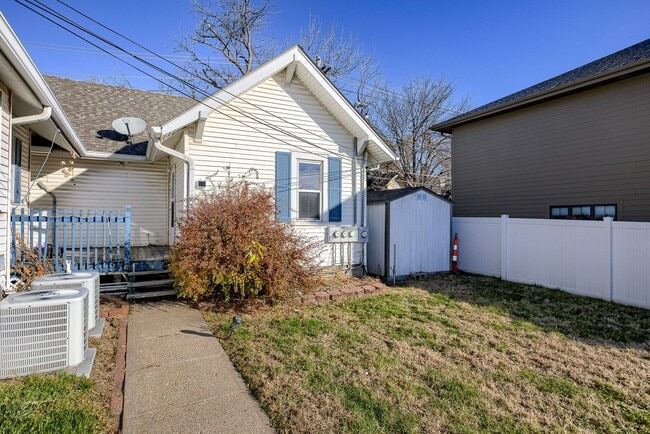 Photo - 105 N 52nd St Apartment