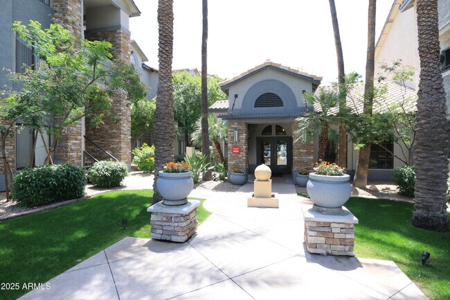 Foto del edificio - 2025 E Campbell Ave