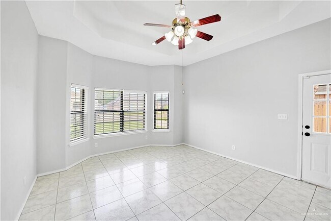 Building Photo - 904 Las Brisas Dr