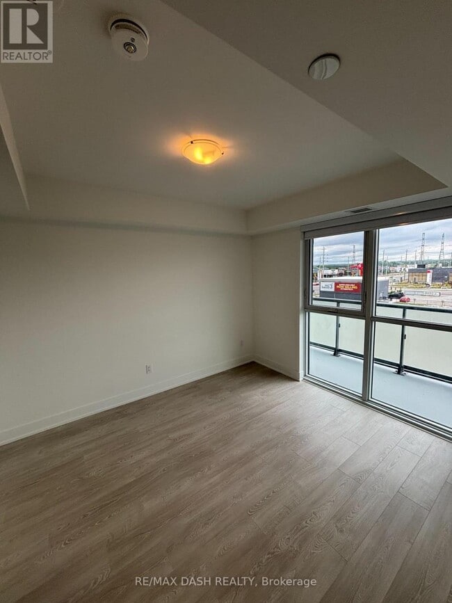 Photo du bâtiment - 2425-2425 Simcoe St N