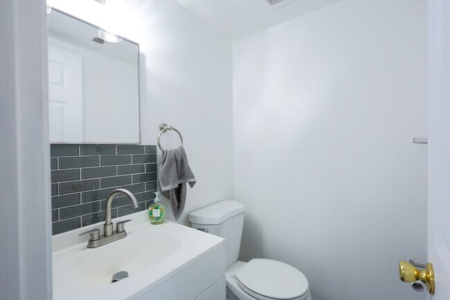 Building Photo - Amazing 3 BR/2.5 BA Townhome in Landover!